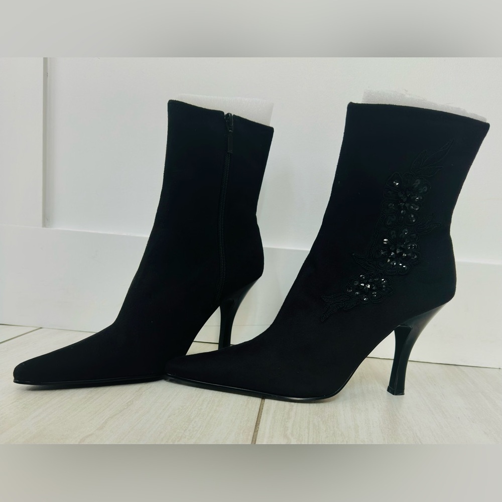 Apostrophe”Olivia” Sz 8 1/2M Black Faux Suede Floral Accent  Ankle Boots NEW!